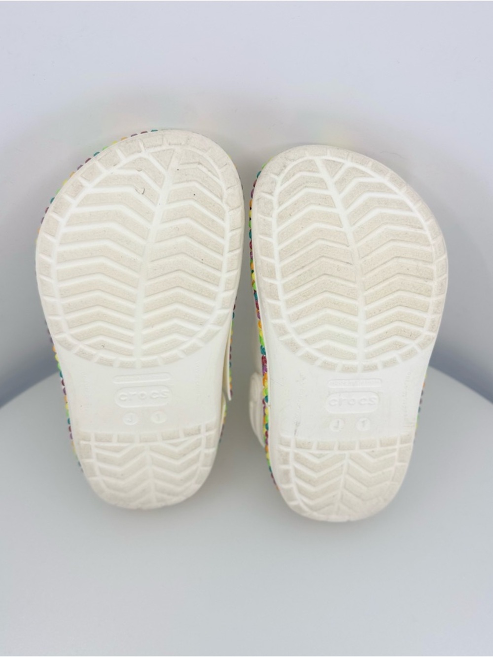 CROCS White Rainbow Kids with Multicolor Glitter Heart Trim size 1 youth girls - Picture 7 of 7